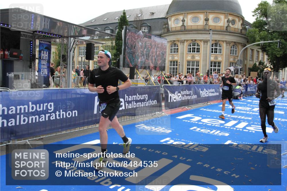 29.06.2025 - hella hamburg halbmarathon Michael Strokosch http://msf.ph/oto/8484535 29.06.2025 10:43:05 Ziel 4229, 4823, 6721, 7035, 8218, 9364, 9833, 10469, 12657, 12723, 12776, 12839, 17177, 19038 meine-sportfotos.de
