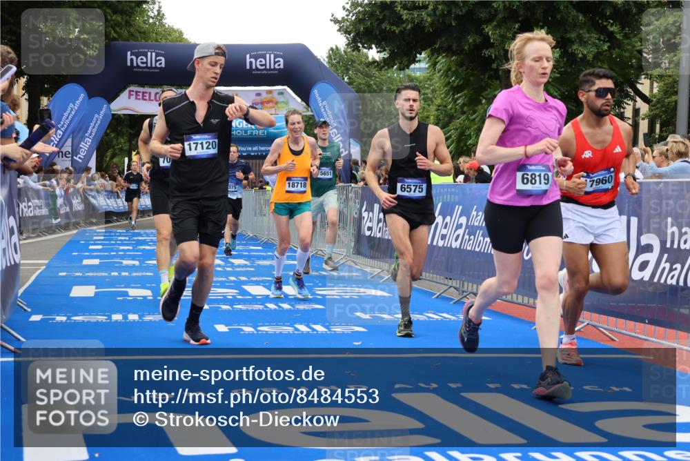 29.06.2025 - hella hamburg halbmarathon Strokosch-Dieckow http://msf.ph/oto/8484553 29.06.2025 10:45:10 Ziel 2188, 2270, 3917, 4997, 6054, 6375, 6575, 6819, 7087, 9302, 9710, 10064, 10313, 10741, 12783, 13919, 15365, 15563, 15636, 15651, 15741, 15760, 16513, 16685, 16689, 17120, 17960, 18346, 18718 meine-sportfotos.de