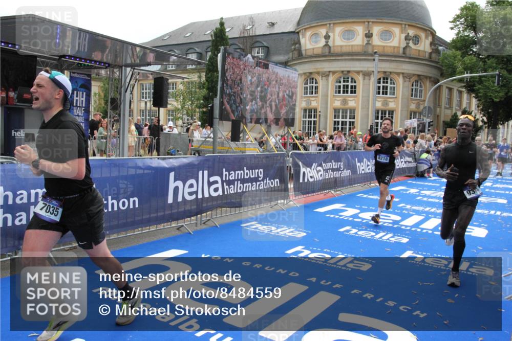 29.06.2025 - hella hamburg halbmarathon Michael Strokosch http://msf.ph/oto/8484559 29.06.2025 10:43:05 Ziel 4229, 4823, 6721, 7035, 8218, 9364, 9833, 10469, 12657, 12723, 12776, 12839, 17177, 19038 meine-sportfotos.de