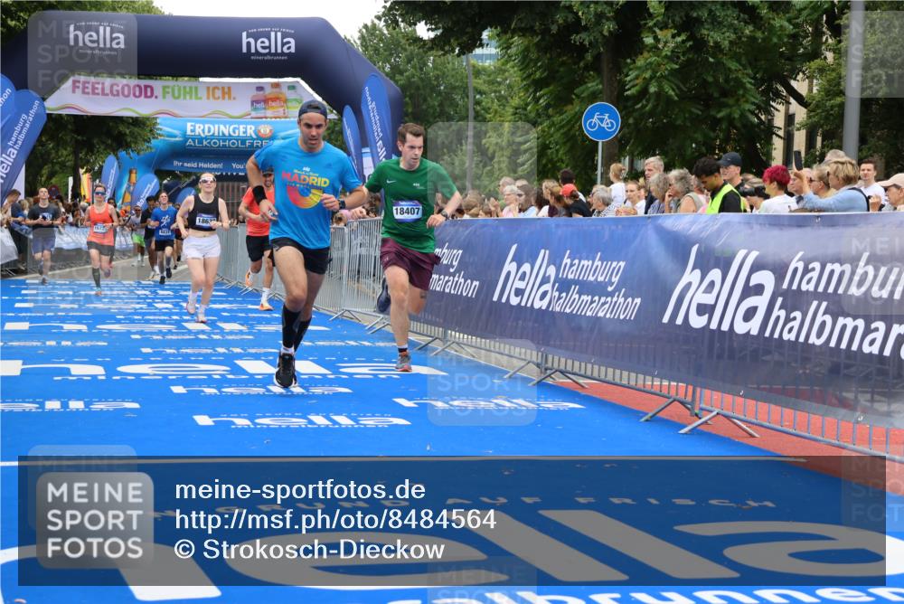 29.06.2025 - hella hamburg halbmarathon Strokosch-Dieckow http://msf.ph/oto/8484564 29.06.2025 10:45:24 Ziel 1697, 2367, 2415, 2470, 3186, 5706, 6831, 9105, 11469, 12277, 12643, 14062, 14703, 16725, 17499, 18407, 18638 meine-sportfotos.de
