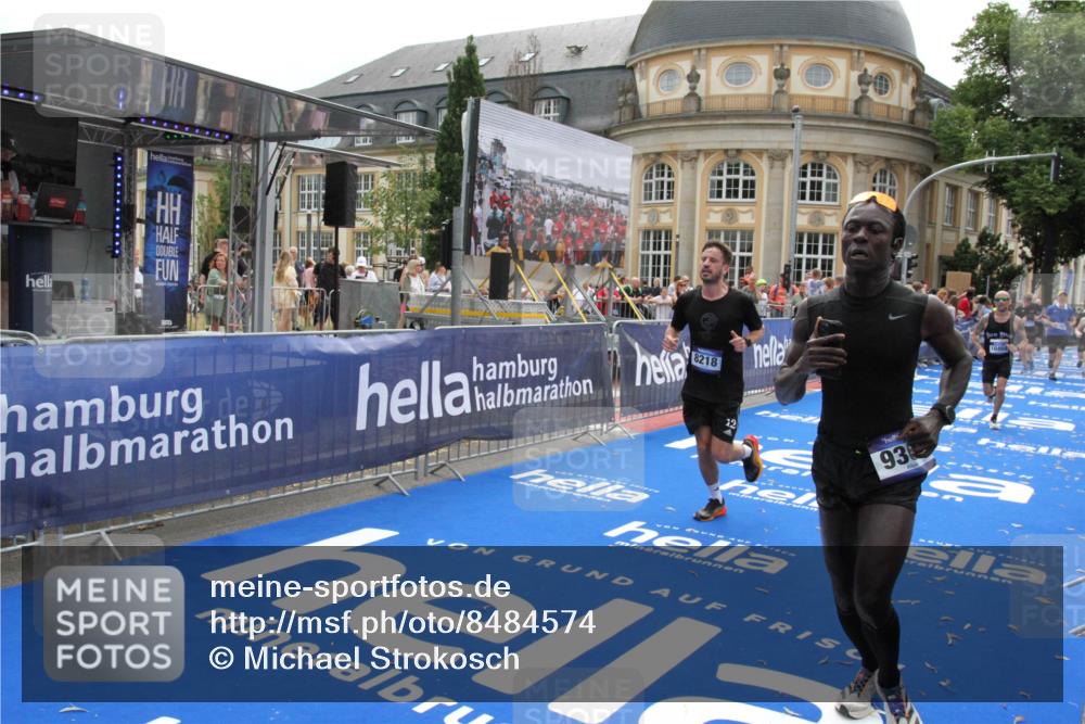 29.06.2025 - hella hamburg halbmarathon Michael Strokosch http://msf.ph/oto/8484574 29.06.2025 10:43:05 Ziel 4229, 4823, 6721, 7035, 8218, 9364, 9833, 10469, 12657, 12723, 12776, 12839, 17177, 19038 meine-sportfotos.de