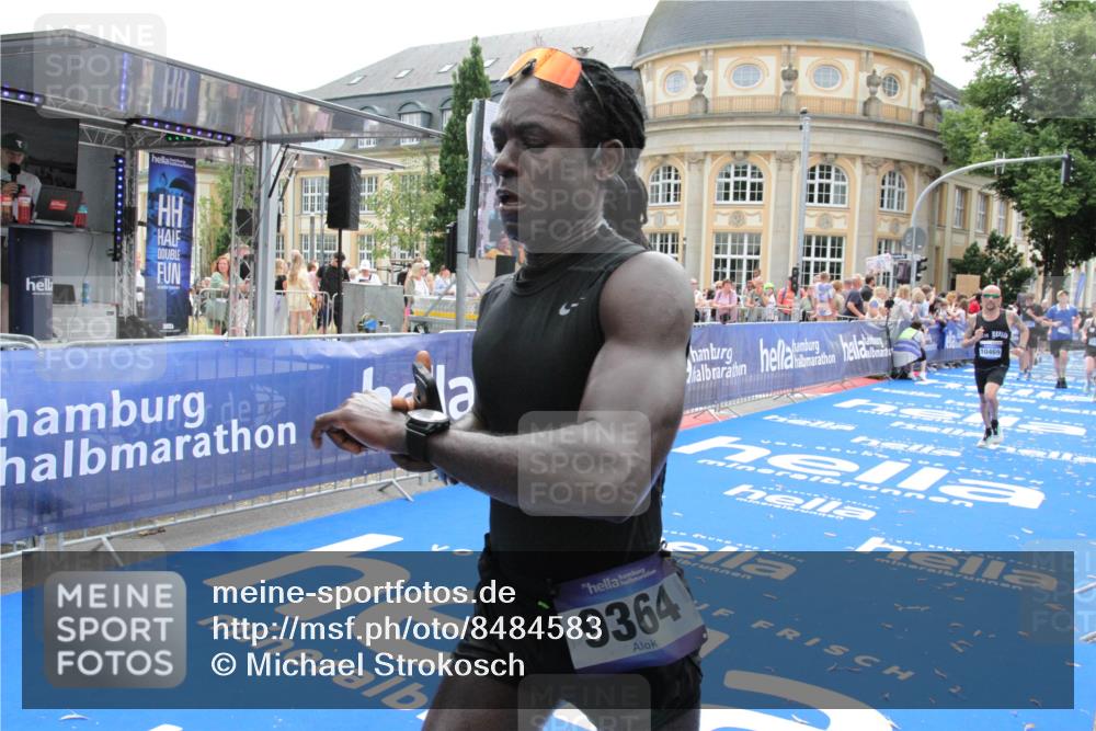 29.06.2025 - hella hamburg halbmarathon Michael Strokosch http://msf.ph/oto/8484583 29.06.2025 10:43:06 Ziel 4229, 6721, 7035, 7451, 8218, 9364, 9833, 10469, 12657, 12723, 12776, 12839, 17177, 19038 meine-sportfotos.de