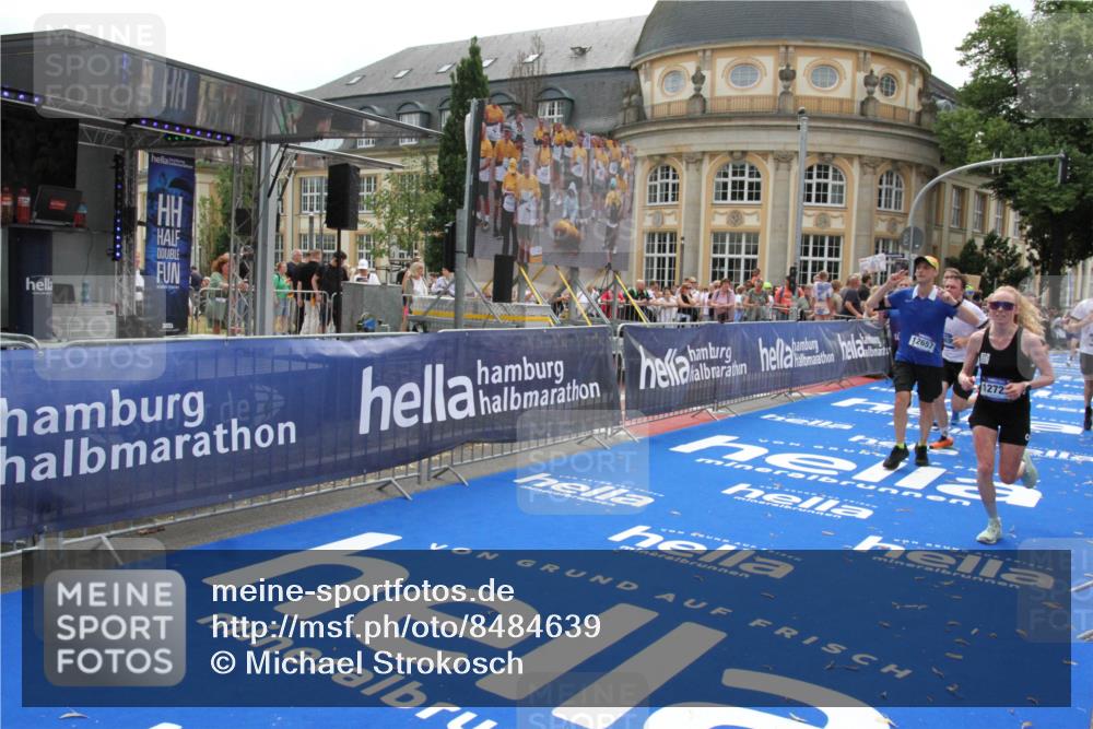 29.06.2025 - hella hamburg halbmarathon Michael Strokosch http://msf.ph/oto/8484639 29.06.2025 10:43:09 Ziel 4229, 6721, 7451, 9833, 10251, 10469, 11177, 12153, 12657, 12723, 12776, 12839, 15255, 17177, 19038 meine-sportfotos.de