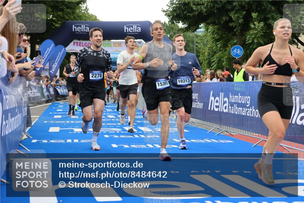 29.06.2025 - hella hamburg halbmarathon Strokosch-Dieckow http://msf.ph/oto/8484642 29.06.2025 10:45:07 Ziel 1171, 2270, 3917, 4997, 6054, 6266, 6375, 6575, 6819, 7087, 7709, 7843, 9302, 9710, 10313, 10741, 11688, 12783, 13919, 15334, 15365, 15636, 15651, 15760, 16513, 16685, 16689, 17120, 17381, 17960, 18346, 18718 meine-sportfotos.de