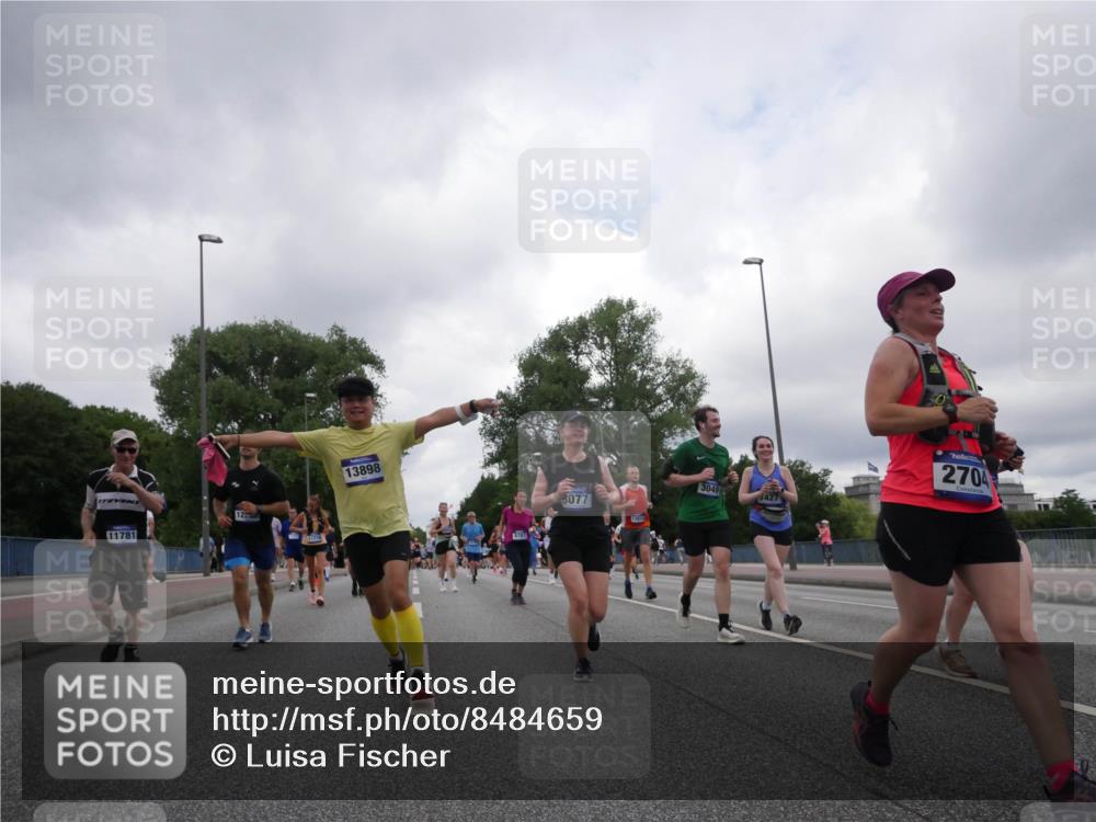 29.06.2025 - hella hamburg halbmarathon Luisa Fischer http://msf.ph/oto/8484659 29.06.2025 10:51:42 Kennedybrücke 11781, 12552, 13898, 8077, 13914, 3049, 1427, 2704, 1463, 2704, 3049, 3077, 4856, 5952, 6950, 7427, 8077, 9775, 9787, 10366 meine-sportfotos.de