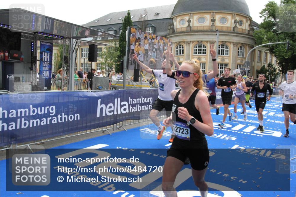 29.06.2025 - hella hamburg halbmarathon Michael Strokosch http://msf.ph/oto/8484720 29.06.2025 10:43:10 Ziel 4229, 6721, 7026, 7451, 9833, 10251, 10469, 11177, 12153, 12657, 12723, 12776, 12839, 15255, 17177, 19038 meine-sportfotos.de