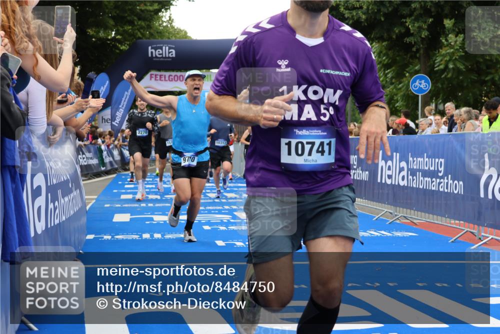 29.06.2025 - hella hamburg halbmarathon Strokosch-Dieckow http://msf.ph/oto/8484750 29.06.2025 10:45:05 Ziel 1171, 2270, 3917, 4997, 6266, 6375, 6575, 6819, 7087, 7709, 7843, 9302, 9710, 10313, 10741, 11688, 13919, 15334, 15365, 15651, 16058, 16685, 16689, 17120, 17381, 17544, 17960, 18346, 18718 meine-sportfotos.de