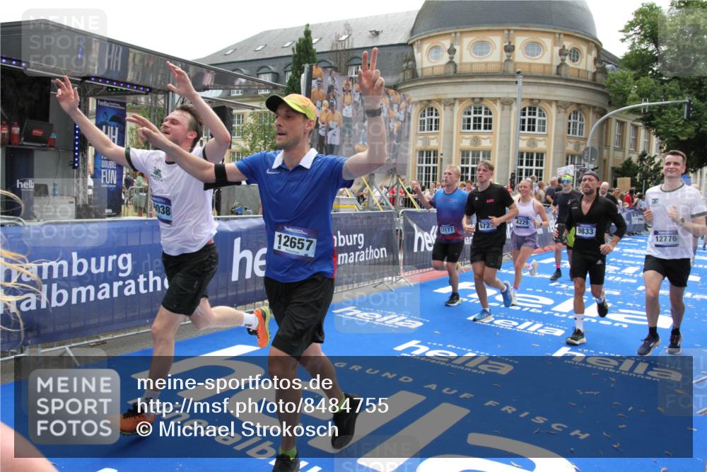 29.06.2025 - hella hamburg halbmarathon Michael Strokosch http://msf.ph/oto/8484755 29.06.2025 10:43:10 Ziel 4229, 6721, 7026, 7451, 9833, 10251, 10469, 11177, 12153, 12657, 12723, 12776, 12839, 15255, 17177, 19038 meine-sportfotos.de