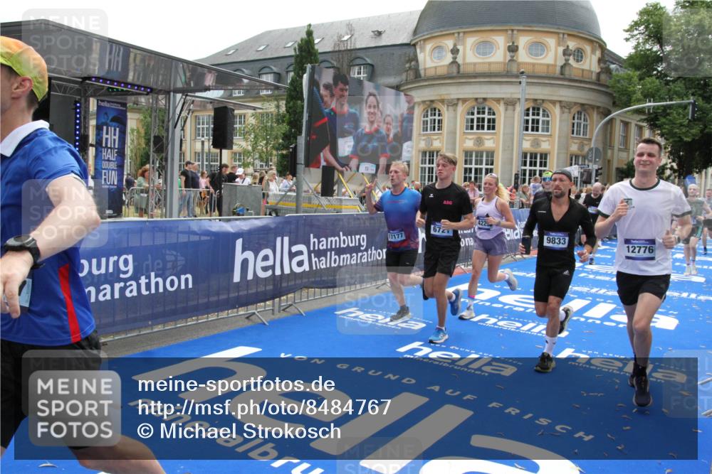 29.06.2025 - hella hamburg halbmarathon Michael Strokosch http://msf.ph/oto/8484767 29.06.2025 10:43:11 Ziel 4229, 6721, 7026, 7093, 7451, 9833, 10251, 11177, 12153, 12657, 12723, 12776, 12839, 15255, 15706, 17177, 19038 meine-sportfotos.de