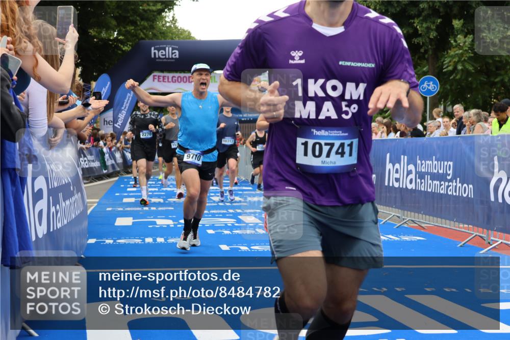 29.06.2025 - hella hamburg halbmarathon Strokosch-Dieckow http://msf.ph/oto/8484782 29.06.2025 10:45:05 Ziel 1171, 2270, 3917, 4997, 6266, 6375, 6575, 6819, 7087, 7709, 7843, 9302, 9710, 10313, 10741, 11688, 13919, 15334, 15365, 15651, 16058, 16685, 16689, 17120, 17381, 17544, 17960, 18346, 18718 meine-sportfotos.de