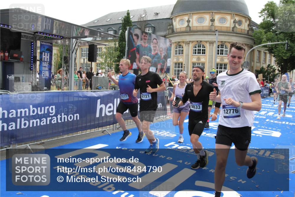 29.06.2025 - hella hamburg halbmarathon Michael Strokosch http://msf.ph/oto/8484790 29.06.2025 10:43:11 Ziel 4229, 6721, 7026, 7093, 7451, 9833, 10251, 11177, 12153, 12657, 12723, 12776, 12839, 15255, 15706, 17177, 19038 meine-sportfotos.de