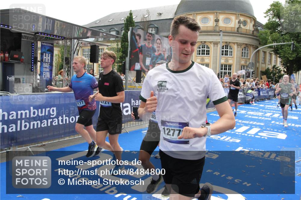 29.06.2025 - hella hamburg halbmarathon Michael Strokosch http://msf.ph/oto/8484800 29.06.2025 10:43:11 Ziel 4229, 6721, 7026, 7093, 7451, 9833, 10251, 11177, 12153, 12657, 12723, 12776, 12839, 15255, 15706, 17177, 19038 meine-sportfotos.de
