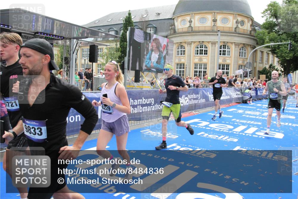 29.06.2025 - hella hamburg halbmarathon Michael Strokosch http://msf.ph/oto/8484836 29.06.2025 10:43:12 Ziel 1675, 4229, 6721, 7026, 7093, 7451, 9833, 10251, 11177, 12153, 12657, 12723, 12776, 12839, 15255, 15706, 17177, 18304, 19038 meine-sportfotos.de