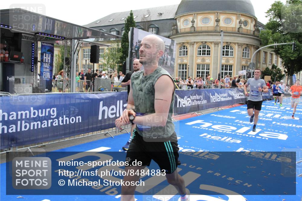 29.06.2025 - hella hamburg halbmarathon Michael Strokosch http://msf.ph/oto/8484883 29.06.2025 10:43:13 Ziel 1675, 4229, 6721, 7026, 7093, 7451, 9833, 10251, 11177, 12153, 12776, 12839, 15255, 15706, 17177, 18304 meine-sportfotos.de