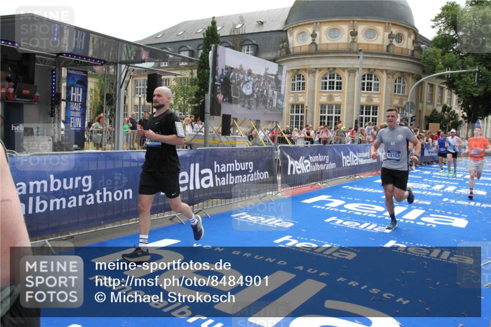 29.06.2025 - hella hamburg halbmarathon Michael Strokosch http://msf.ph/oto/8484901 29.06.2025 10:43:14 Ziel 1675, 4229, 6721, 7026, 7093, 7451, 9833, 10251, 11177, 12153, 15255, 15706, 17177, 18304 meine-sportfotos.de