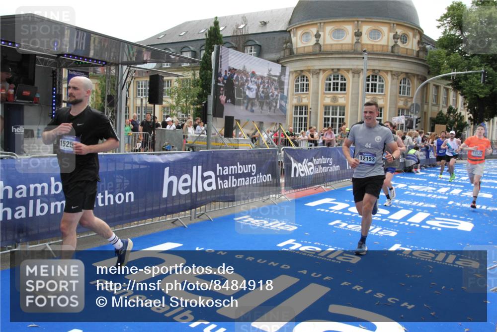 29.06.2025 - hella hamburg halbmarathon Michael Strokosch http://msf.ph/oto/8484918 29.06.2025 10:43:14 Ziel 1675, 4229, 6721, 7026, 7093, 7451, 9833, 10251, 11177, 12153, 15255, 15706, 17177, 18304 meine-sportfotos.de