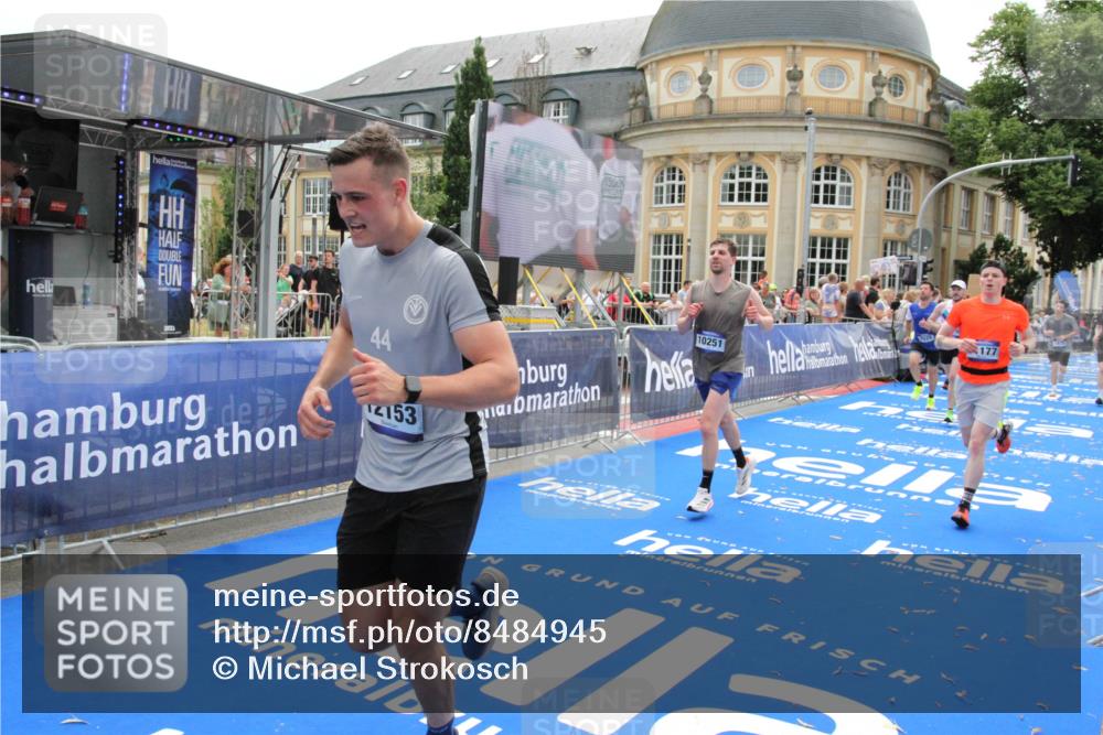 29.06.2025 - hella hamburg halbmarathon Michael Strokosch http://msf.ph/oto/8484945 29.06.2025 10:43:15 Ziel 1675, 7026, 7093, 7451, 10251, 11177, 12153, 15255, 15706, 16314, 18304 meine-sportfotos.de