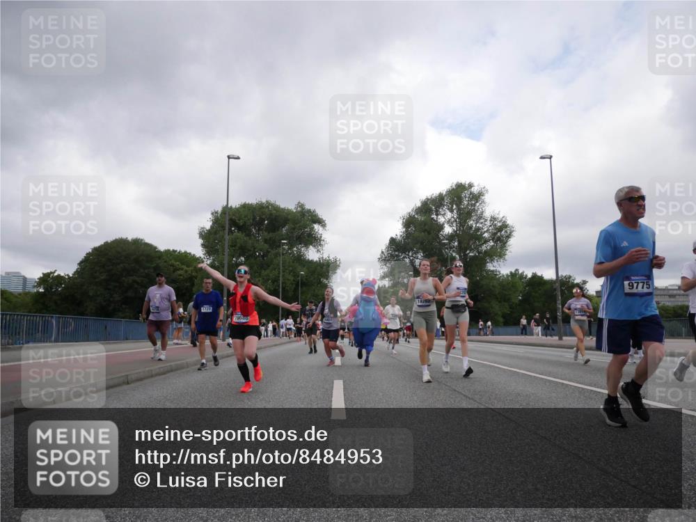 29.06.2025 - hella hamburg halbmarathon Luisa Fischer http://msf.ph/oto/8484953 29.06.2025 10:51:48 Kennedybrücke 1720, 16686, 18262, 13814, 9775, 1463, 1720, 3077, 3215, 5714, 5952, 6950, 9775, 10366 meine-sportfotos.de