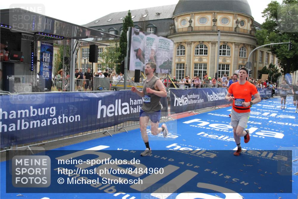 29.06.2025 - hella hamburg halbmarathon Michael Strokosch http://msf.ph/oto/8484960 29.06.2025 10:43:15 Ziel 1675, 7026, 7093, 7451, 10251, 11177, 12153, 15255, 15706, 16314, 18304 meine-sportfotos.de