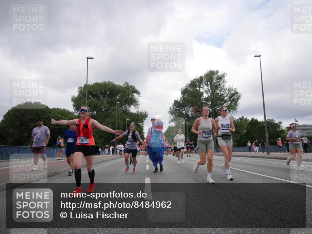 29.06.2025 - hella hamburg halbmarathon Luisa Fischer http://msf.ph/oto/8484962 29.06.2025 10:51:48 Kennedybrücke 16218, 1720, 16686, 16498, 18262, 18352, 1463, 1720, 3077, 3215, 5714, 5952, 6950, 9775, 10366 meine-sportfotos.de