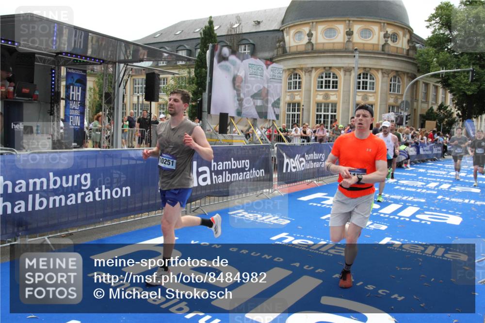 29.06.2025 - hella hamburg halbmarathon Michael Strokosch http://msf.ph/oto/8484982 29.06.2025 10:43:16 Ziel 1675, 7026, 7093, 10251, 11177, 12153, 15255, 15706, 16314, 16997, 18304 meine-sportfotos.de