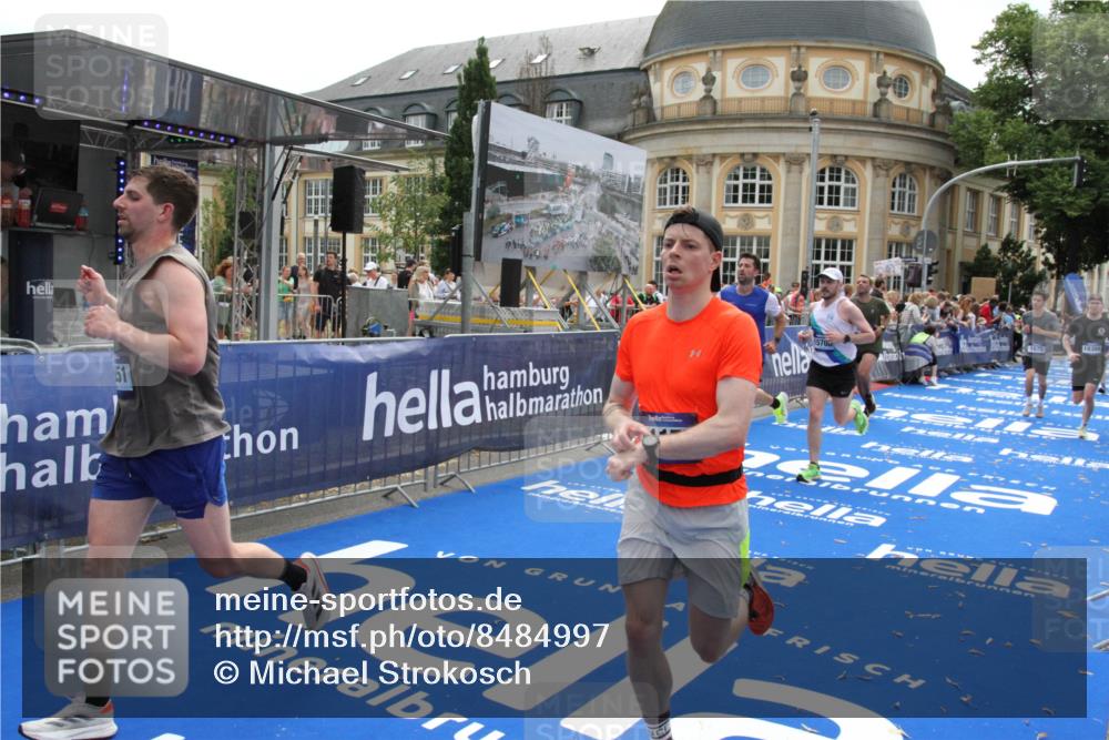 29.06.2025 - hella hamburg halbmarathon Michael Strokosch http://msf.ph/oto/8484997 29.06.2025 10:43:16 Ziel 1675, 7026, 7093, 10251, 11177, 12153, 15255, 15706, 16314, 16997, 18304 meine-sportfotos.de