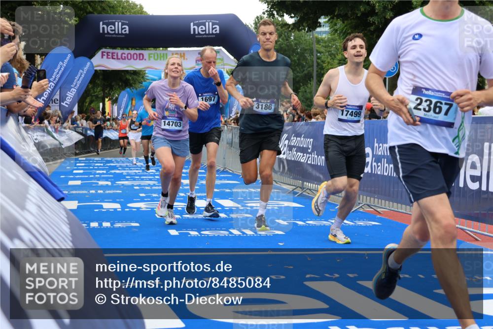 29.06.2025 - hella hamburg halbmarathon Strokosch-Dieckow http://msf.ph/oto/8485084 29.06.2025 10:45:22 Ziel 1697, 2188, 2367, 2470, 3186, 5706, 9105, 10064, 11469, 12277, 12643, 14703, 15563, 15741, 16725, 17499, 18407, 18638 meine-sportfotos.de
