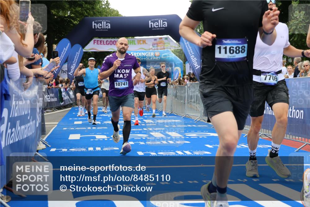 29.06.2025 - hella hamburg halbmarathon Strokosch-Dieckow http://msf.ph/oto/8485110 29.06.2025 10:45:04 Ziel 1171, 1424, 2270, 3917, 4997, 6266, 6575, 6819, 7087, 7709, 7843, 9302, 9710, 10313, 10741, 11688, 13919, 15334, 15365, 15651, 16058, 16685, 16689, 17120, 17381, 17544, 17960, 18346, 18718 meine-sportfotos.de