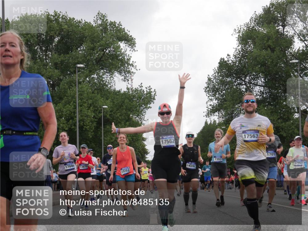 29.06.2025 - hella hamburg halbmarathon Luisa Fischer http://msf.ph/oto/8485135 29.06.2025 10:51:56 Kennedybrücke 17046, 13675, 157, 15357, 17562, 18282, 7393, 17563, 1701, 17957, 1157, 1392, 1701, 1720, 3215, 4327, 5010, 5714, 7394, 9552, 9691, 10794 meine-sportfotos.de