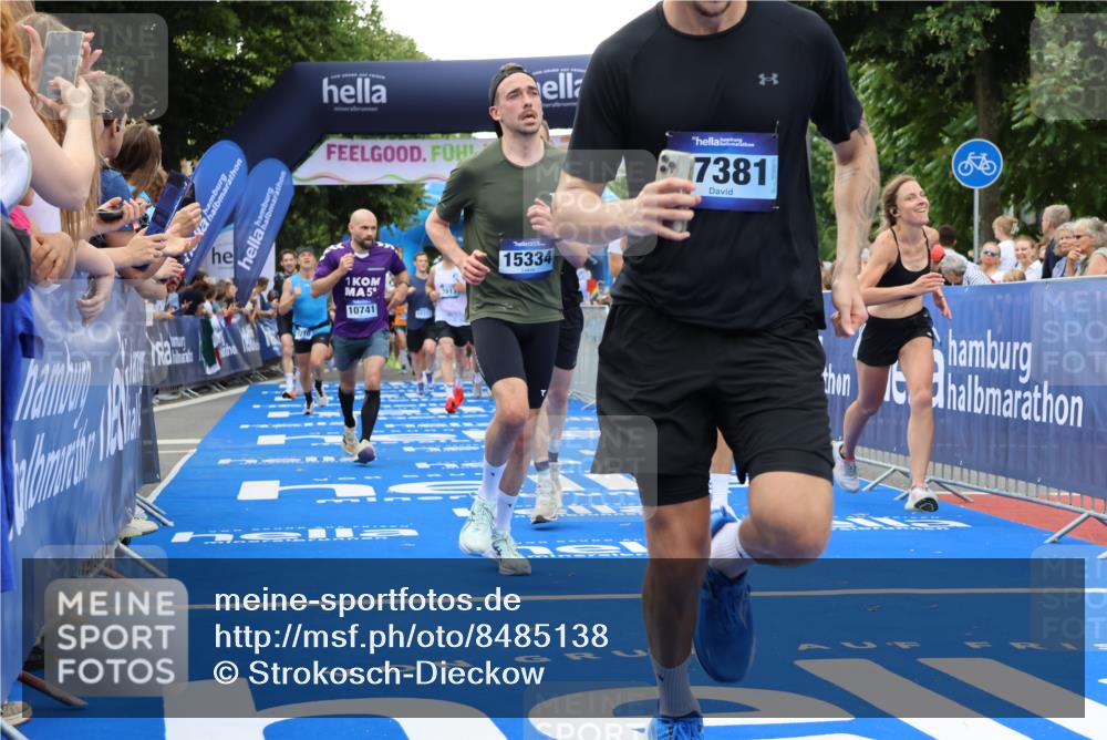 29.06.2025 - hella hamburg halbmarathon Strokosch-Dieckow http://msf.ph/oto/8485138 29.06.2025 10:45:02 Ziel 1171, 1424, 1520, 2270, 2890, 3917, 4997, 6266, 6575, 6819, 7709, 7843, 9030, 9302, 9710, 10313, 10741, 11688, 13919, 15334, 15365, 16058, 16685, 16689, 17381, 17382, 17544, 17960, 18055 meine-sportfotos.de