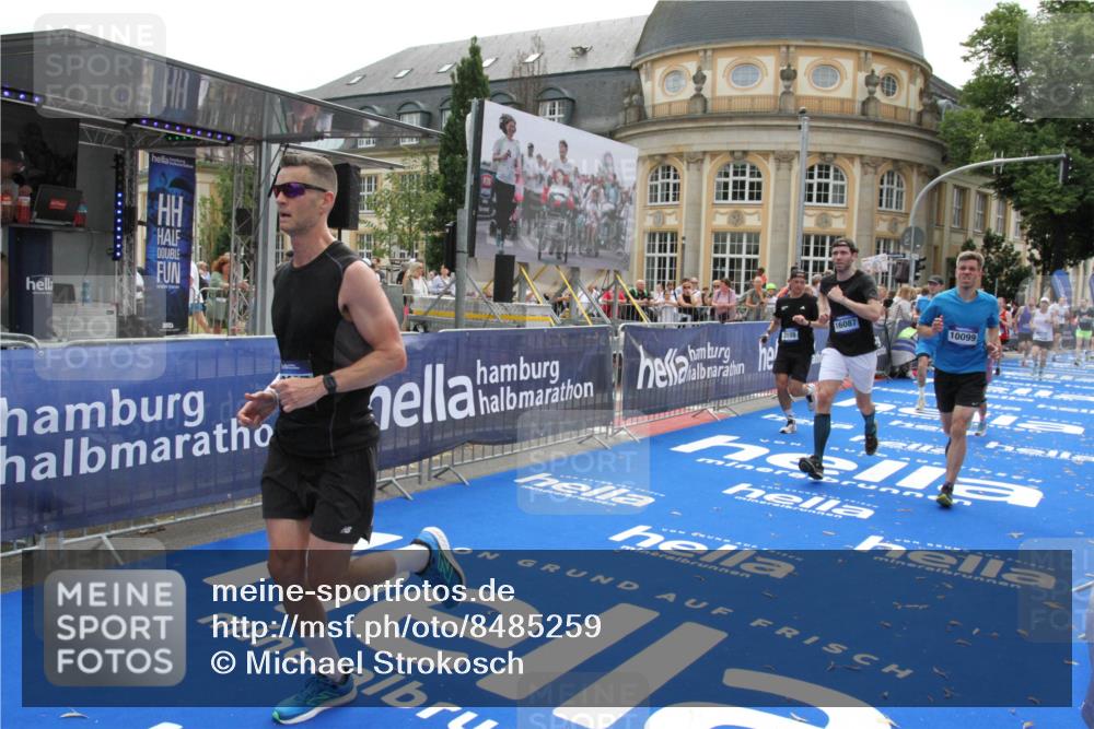 29.06.2025 - hella hamburg halbmarathon Michael Strokosch http://msf.ph/oto/8485259 29.06.2025 10:43:23 Ziel 2653, 3109, 3124, 3146, 10099, 13348, 15921, 16314, 16720, 16997, 18274, 18987, 19009 meine-sportfotos.de