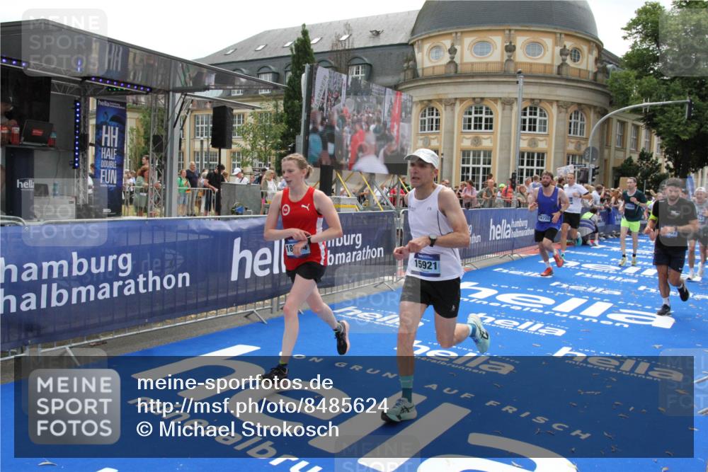 29.06.2025 - hella hamburg halbmarathon Michael Strokosch http://msf.ph/oto/8485624 29.06.2025 10:43:27 Ziel 2653, 3109, 3124, 3146, 3928, 5506, 8664, 10237, 13348, 15921, 16720, 17391, 18274, 18942, 18987, 19009, 19051 meine-sportfotos.de