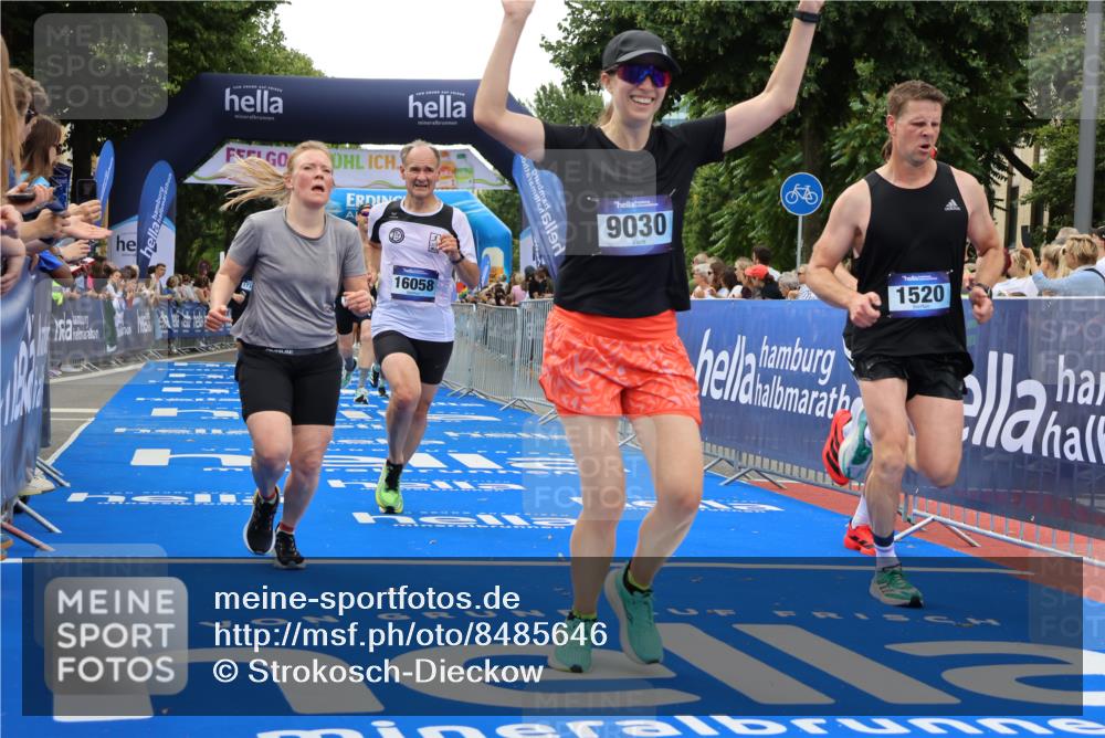 29.06.2025 - hella hamburg halbmarathon Strokosch-Dieckow http://msf.ph/oto/8485646 29.06.2025 10:44:58 Ziel 1171, 1424, 1520, 2098, 2890, 3917, 4425, 4997, 6266, 7709, 7843, 9030, 9710, 9720, 10741, 11688, 12161, 13919, 15334, 15365, 16058, 17381, 17382, 17406, 17544, 18055, 18631 meine-sportfotos.de