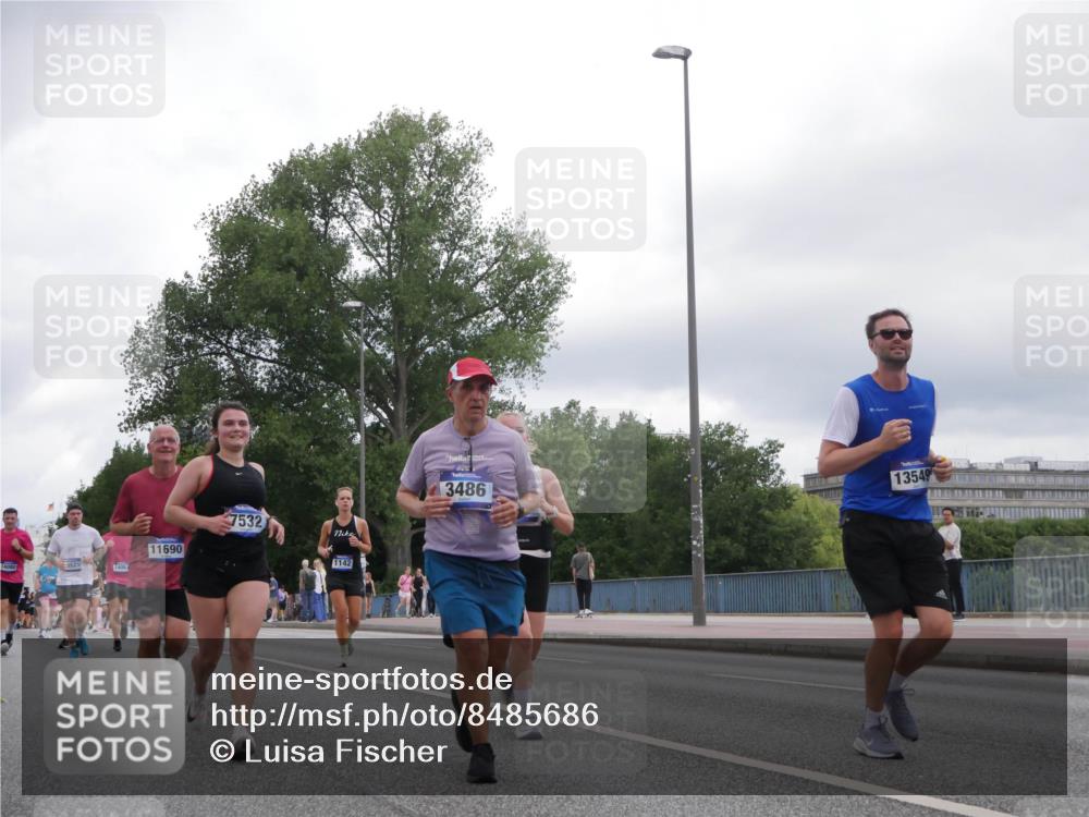 29.06.2025 - hella hamburg halbmarathon Luisa Fischer http://msf.ph/oto/8485686 29.06.2025 10:52:14 Kennedybrücke 14081, 11690, 7532, 1142, 3486, 13549, 1142, 2067, 3486, 5551, 7532, 9341 meine-sportfotos.de