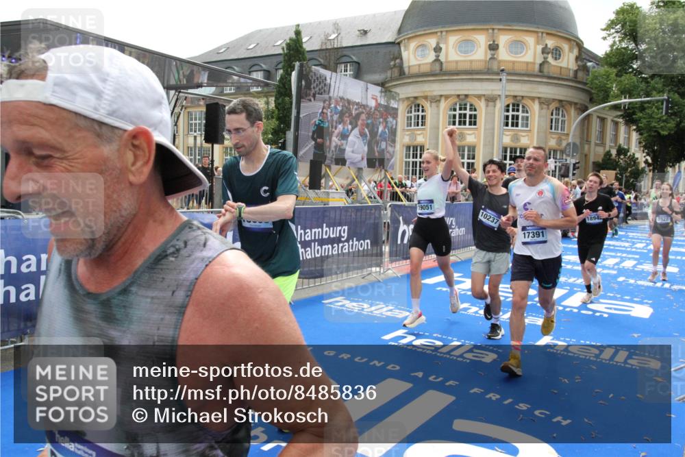 29.06.2025 - hella hamburg halbmarathon Michael Strokosch http://msf.ph/oto/8485836 29.06.2025 10:43:30 Ziel 2653, 3928, 5124, 5436, 5506, 7635, 8664, 9931, 10237, 10246, 11648, 13348, 16338, 16720, 17391, 18513, 18810, 18942, 18987, 19009, 19051 meine-sportfotos.de