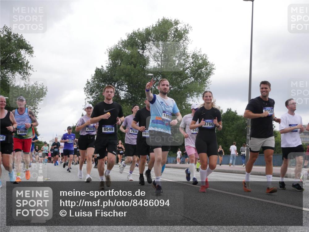 29.06.2025 - hella hamburg halbmarathon Luisa Fischer http://msf.ph/oto/8486094 29.06.2025 10:52:30 Kennedybrücke 50, 13845, 9245, 7931, 8549, 7936, 104, 18909, 440, 3760, 9759, 2527, 2668, 3086, 3232, 3661, 4403, 5781, 6191, 6497, 7931, 7936, 8549, 8759, 8760, 9245, 10204, 10333, 10479 meine-sportfotos.de