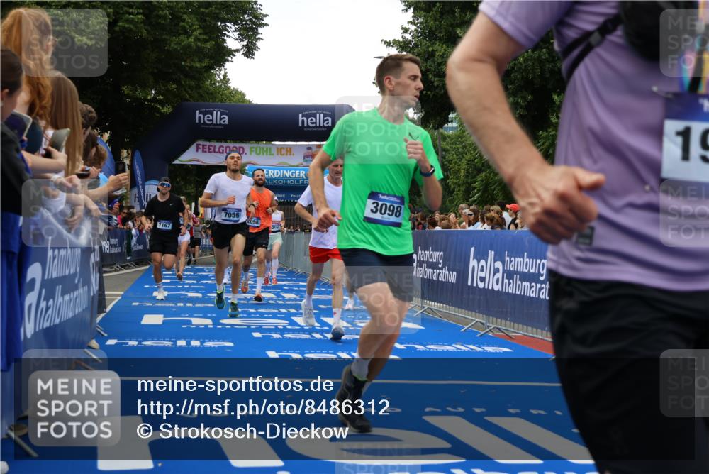 29.06.2025 - hella hamburg halbmarathon Strokosch-Dieckow http://msf.ph/oto/8486312 29.06.2025 10:44:50 Ziel 1424, 1520, 1941, 2098, 2890, 2970, 3004, 3098, 3785, 4270, 4425, 4915, 7056, 7167, 7325, 9030, 9720, 12161, 16834, 17251, 17382, 17406, 18055, 18631, 19207, 19210 meine-sportfotos.de