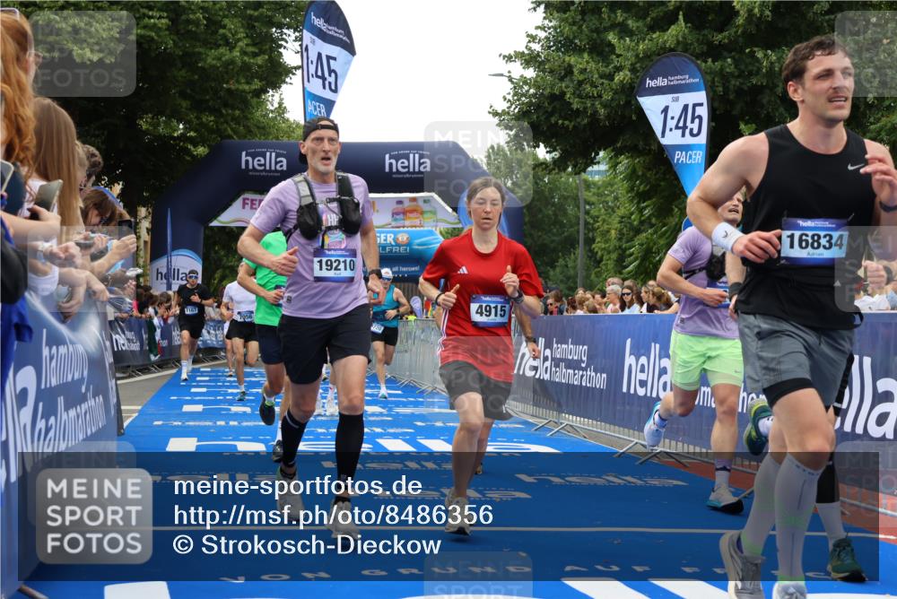 29.06.2025 - hella hamburg halbmarathon Strokosch-Dieckow http://msf.ph/oto/8486356 29.06.2025 10:44:48 Ziel 1941, 2098, 2890, 2970, 3004, 3098, 3785, 4270, 4425, 4915, 7056, 7167, 7325, 9030, 9720, 12161, 15185, 15233, 16834, 17251, 17382, 17406, 18631, 19207, 19210 meine-sportfotos.de