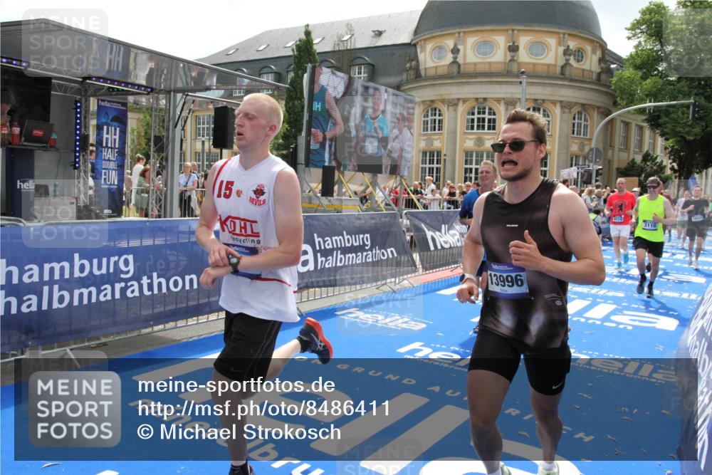 29.06.2025 - hella hamburg halbmarathon Michael Strokosch http://msf.ph/oto/8486411 29.06.2025 10:43:43 Ziel 3116, 4318, 6903, 6991, 9114, 13421, 13996, 14201, 14210, 14690, 15328, 15932, 17912, 18449, 19090 meine-sportfotos.de