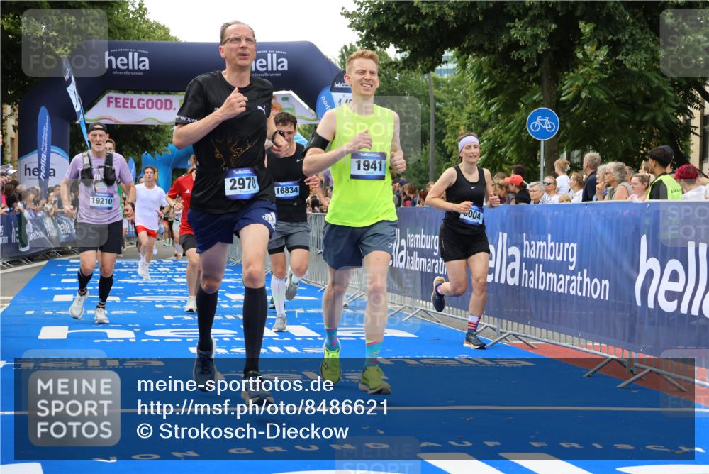 29.06.2025 - hella hamburg halbmarathon Strokosch-Dieckow http://msf.ph/oto/8486621 29.06.2025 10:44:46 Ziel 1941, 2098, 2970, 3004, 3098, 3785, 4270, 4425, 4915, 7056, 7167, 7325, 9720, 12161, 15185, 15233, 16834, 17251, 17406, 18437, 18631, 19207, 19210 meine-sportfotos.de