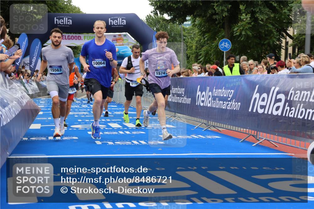 29.06.2025 - hella hamburg halbmarathon Strokosch-Dieckow http://msf.ph/oto/8486721 29.06.2025 10:45:17 Ziel 1697, 2188, 2367, 2470, 3186, 5706, 6054, 6375, 7087, 9105, 10064, 11469, 12783, 14703, 15563, 15636, 15651, 15741, 15760, 16513, 17120, 17499, 18346, 18407, 18718 meine-sportfotos.de