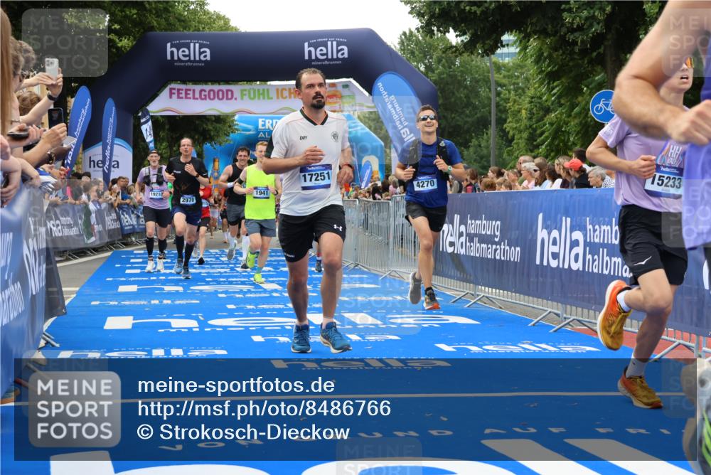 29.06.2025 - hella hamburg halbmarathon Strokosch-Dieckow http://msf.ph/oto/8486766 29.06.2025 10:44:44 Ziel 1782, 1941, 2098, 2970, 3004, 3098, 3785, 4270, 4915, 4991, 6490, 7056, 7167, 7325, 9720, 10669, 12161, 15185, 15233, 16834, 17251, 18107, 18437, 18464, 18868, 19206, 19207, 19210 meine-sportfotos.de