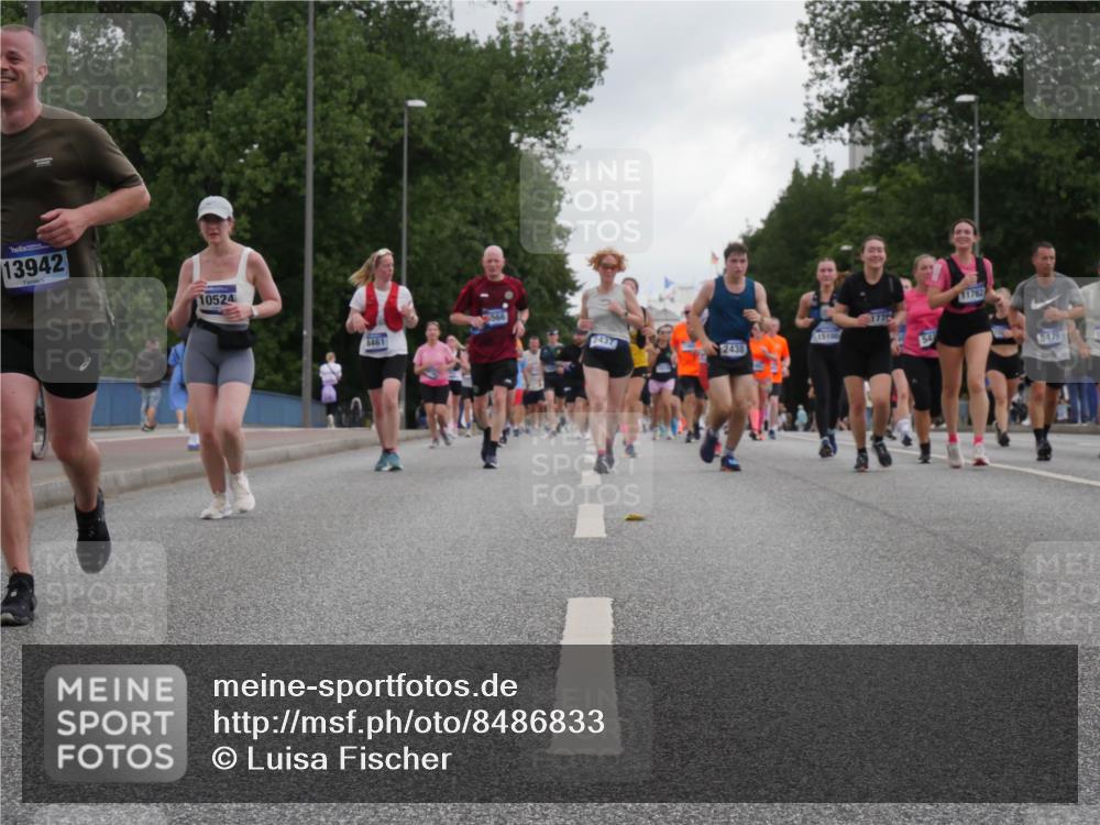 29.06.2025 - hella hamburg halbmarathon Luisa Fischer http://msf.ph/oto/8486833 29.06.2025 10:52:49 Kennedybrücke 13942, 10524, 1461, 11762, 566, 177, 15100, 2437, 2438, 5479, 1167, 2437, 2438, 2716, 3253, 4769, 5118, 5479, 5480, 7679, 10130, 10654, 10782 meine-sportfotos.de