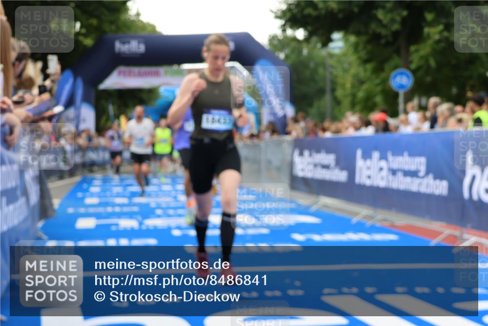 29.06.2025 - hella hamburg halbmarathon Strokosch-Dieckow http://msf.ph/oto/8486841 29.06.2025 10:44:41 Ziel 1782, 1941, 2365, 2402, 2970, 3004, 3785, 4270, 4915, 4991, 5476, 6490, 6495, 7325, 10669, 12711, 14351, 14798, 14816, 15185, 15233, 16224, 16834, 17251, 18107, 18437, 18464, 18539, 18560, 18868, 19206, 19207 meine-sportfotos.de