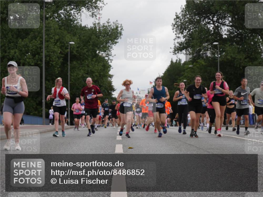 29.06.2025 - hella hamburg halbmarathon Luisa Fischer http://msf.ph/oto/8486852 29.06.2025 10:52:49 Kennedybrücke 105, 8461, 656, 11762, 11776, 15100, 2437, 2438, 5479, 1040, 1167, 2437, 2438, 2716, 3253, 4769, 5118, 5479, 5480, 7679, 10130, 10654, 10782 meine-sportfotos.de