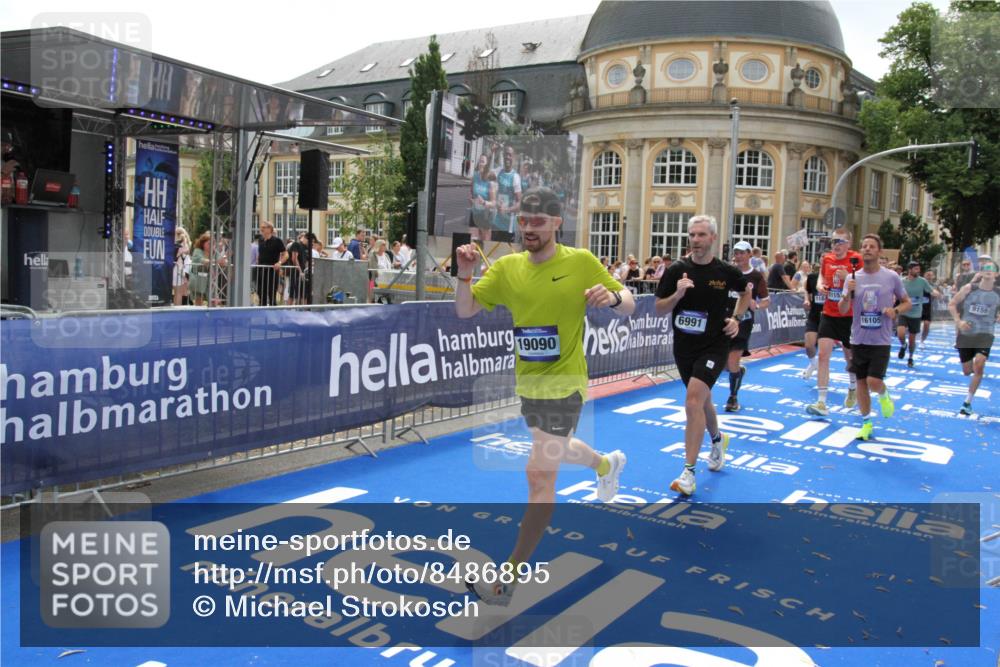 29.06.2025 - hella hamburg halbmarathon Michael Strokosch http://msf.ph/oto/8486895 29.06.2025 10:43:50 Ziel 1976, 3437, 5624, 5692, 6903, 6991, 7185, 9043, 9159, 9374, 11153, 11778, 11848, 13897, 14201, 14210, 15512, 16062, 16105, 18650, 19090 meine-sportfotos.de