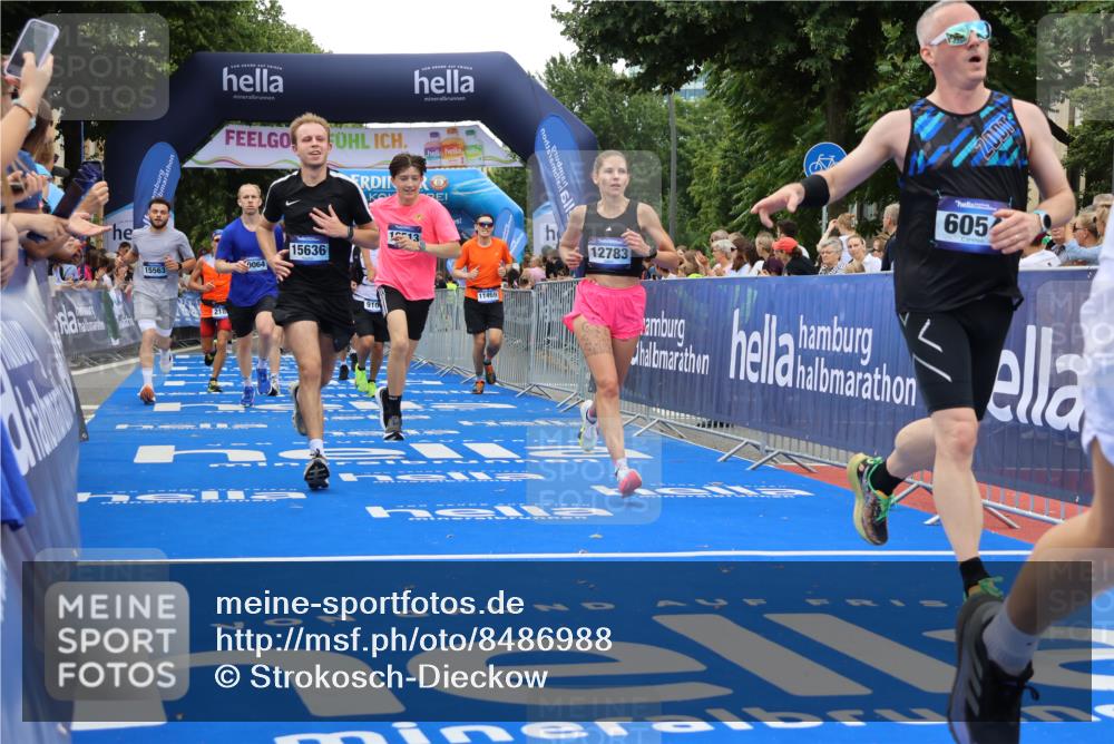 29.06.2025 - hella hamburg halbmarathon Strokosch-Dieckow http://msf.ph/oto/8486988 29.06.2025 10:45:15 Ziel 2188, 2367, 2470, 3186, 5706, 6054, 6375, 6575, 6819, 7087, 9105, 9302, 10064, 11469, 12783, 15563, 15636, 15651, 15741, 15760, 16513, 16685, 17120, 17499, 17960, 18346, 18718 meine-sportfotos.de