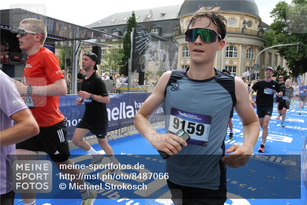 29.06.2025 - hella hamburg halbmarathon Michael Strokosch http://msf.ph/oto/8487066 29.06.2025 10:43:52 Ziel 1976, 3437, 3697, 3907, 5624, 5692, 6991, 7185, 9043, 9159, 9374, 10493, 11153, 11778, 11809, 11848, 12966, 13897, 14861, 15512, 16062, 16105, 18650, 18678, 19090 meine-sportfotos.de