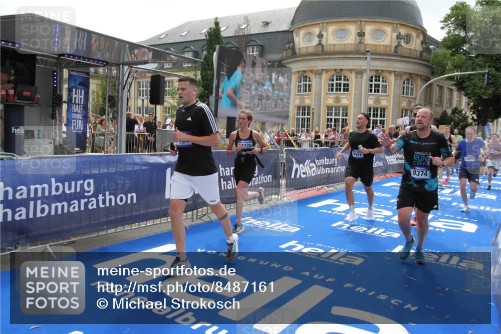 29.06.2025 - hella hamburg halbmarathon Michael Strokosch http://msf.ph/oto/8487161 29.06.2025 10:43:53 Ziel 1976, 3437, 3697, 3907, 5624, 5692, 7185, 8145, 9043, 9159, 9374, 10493, 11153, 11778, 11809, 11848, 12966, 13897, 14861, 15512, 16062, 16105, 17376, 18650, 18678 meine-sportfotos.de