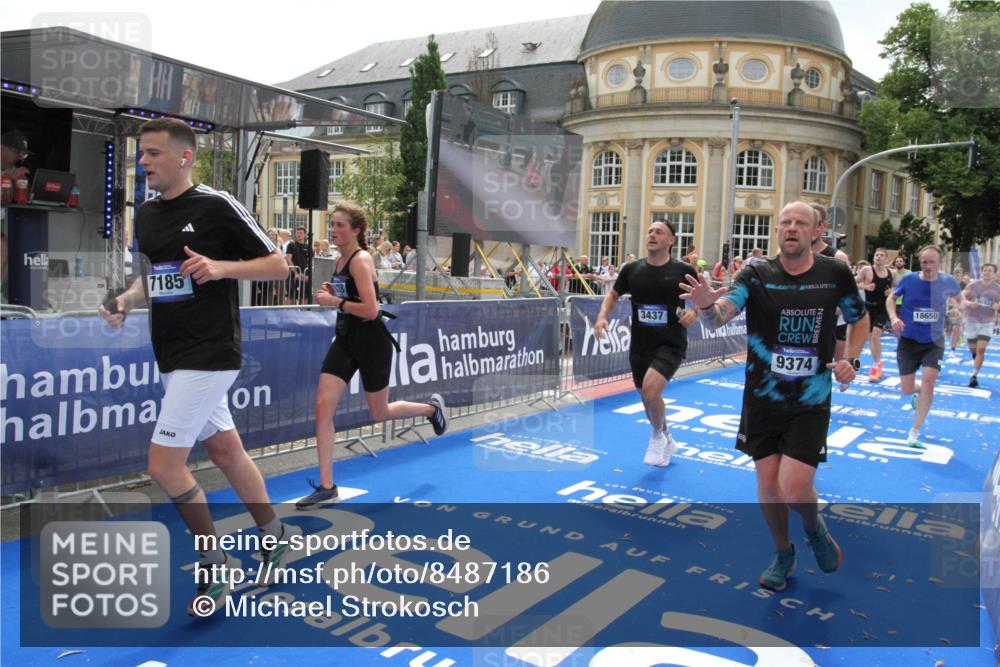 29.06.2025 - hella hamburg halbmarathon Michael Strokosch http://msf.ph/oto/8487186 29.06.2025 10:43:54 Ziel 3437, 3697, 3907, 5624, 5692, 7185, 8145, 9043, 9374, 10493, 11153, 11778, 11809, 11848, 12966, 13897, 14861, 15512, 16062, 16549, 17376, 17403, 18650, 18678 meine-sportfotos.de